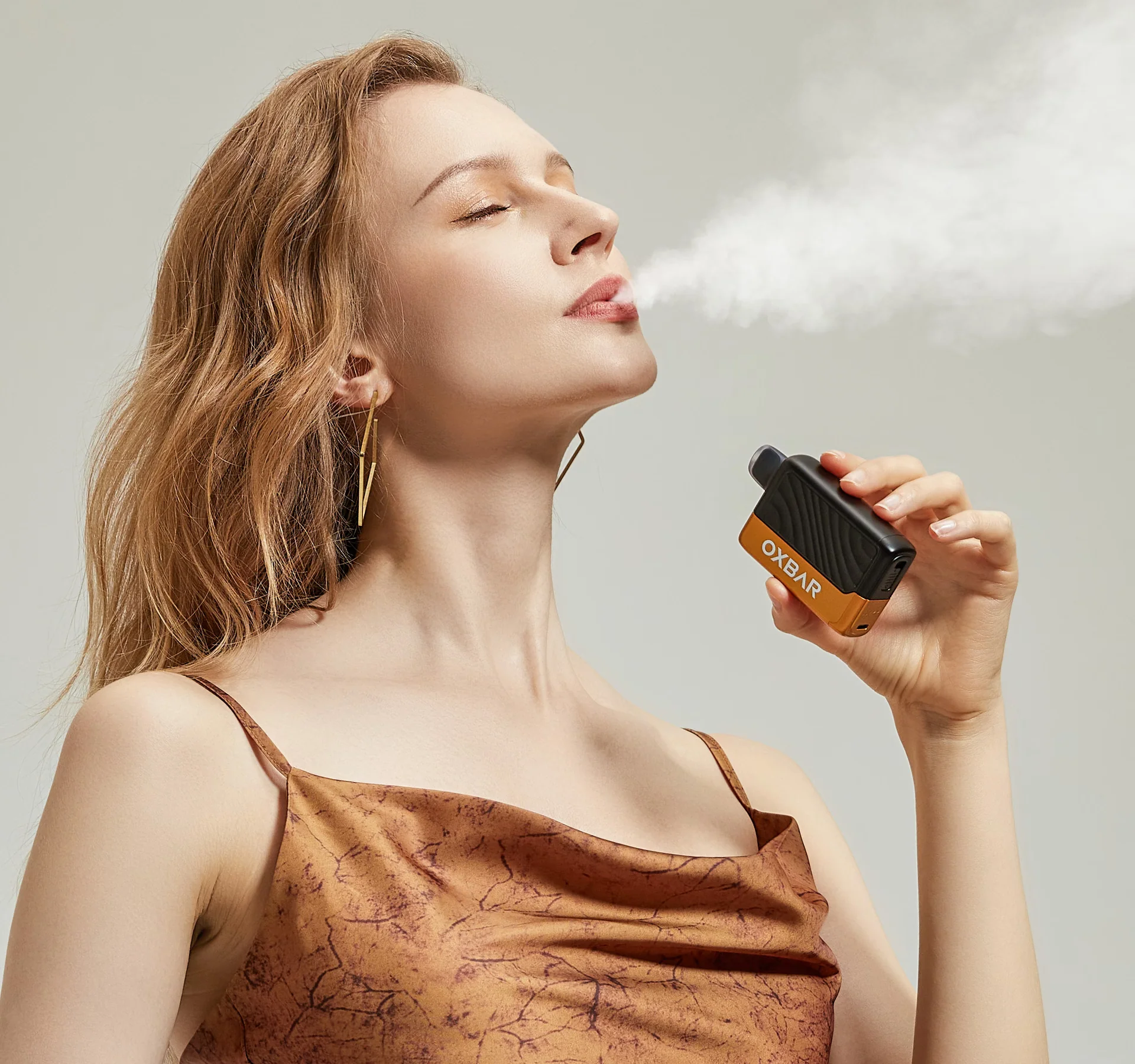 OXBAR lifestyle portrait with an OXBAR device
